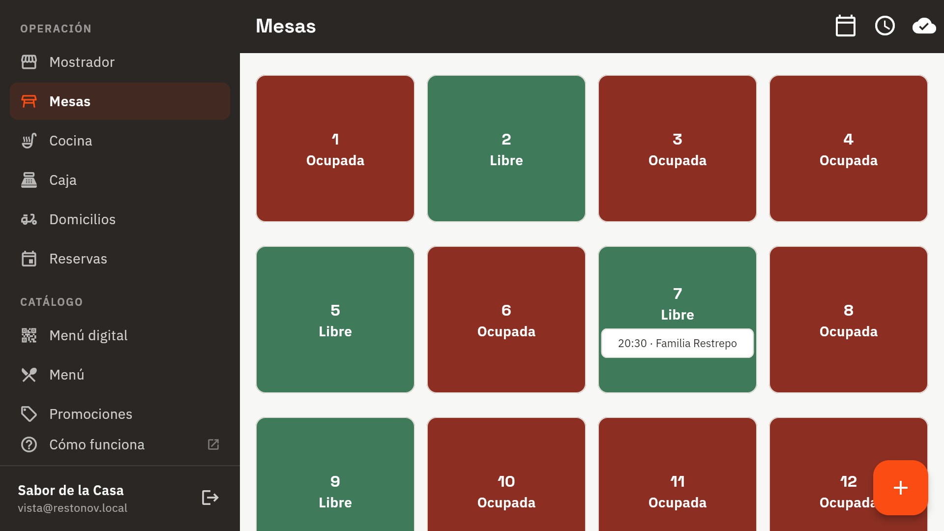 Plano de mesas de Restonov: mesas ocupadas en rojo y libres en verde, y la mesa 7 con una reserva a las 20:30 a nombre de la familia Restrepo.